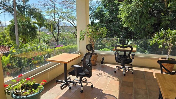 تناول الطعام بالخارج