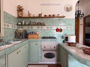 Microondas, horno, placa de cocina