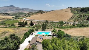Propiedad residencial con piscina, rodeada de exuberante vegetación y un paisaje montañoso.