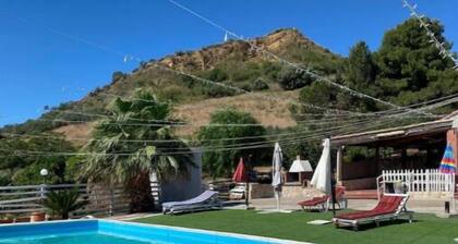 Piscina Privata tra le Colline – Relax tra Segesta e il Mare
