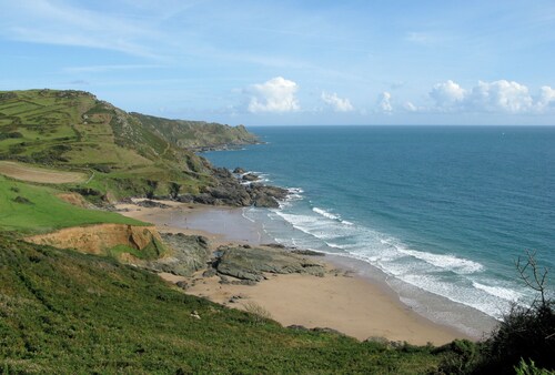 Sea View Cottage, 10 mins walk to the beach, no WiFi or phone signal!
