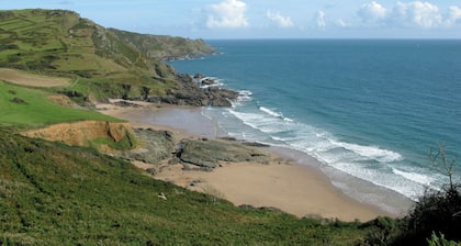 Sea View Cottage, 10 mins walk to the beach, no WiFi or phone signal!