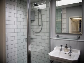 Bruser, miljøvenlige toiletartikler, hårtørrer, håndklæder