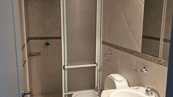 Secador de pelo, bidet, toallas, jabón