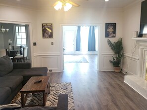 Smart TV, fireplace, printers - Elegant 4-BR Retreat Near Augusta National in Serene Upscale Enclave (Augusta)