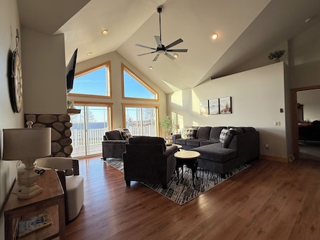 Smart TV, fireplace, ping pong, books. The Lakeview House-Stunning Views-Game Room