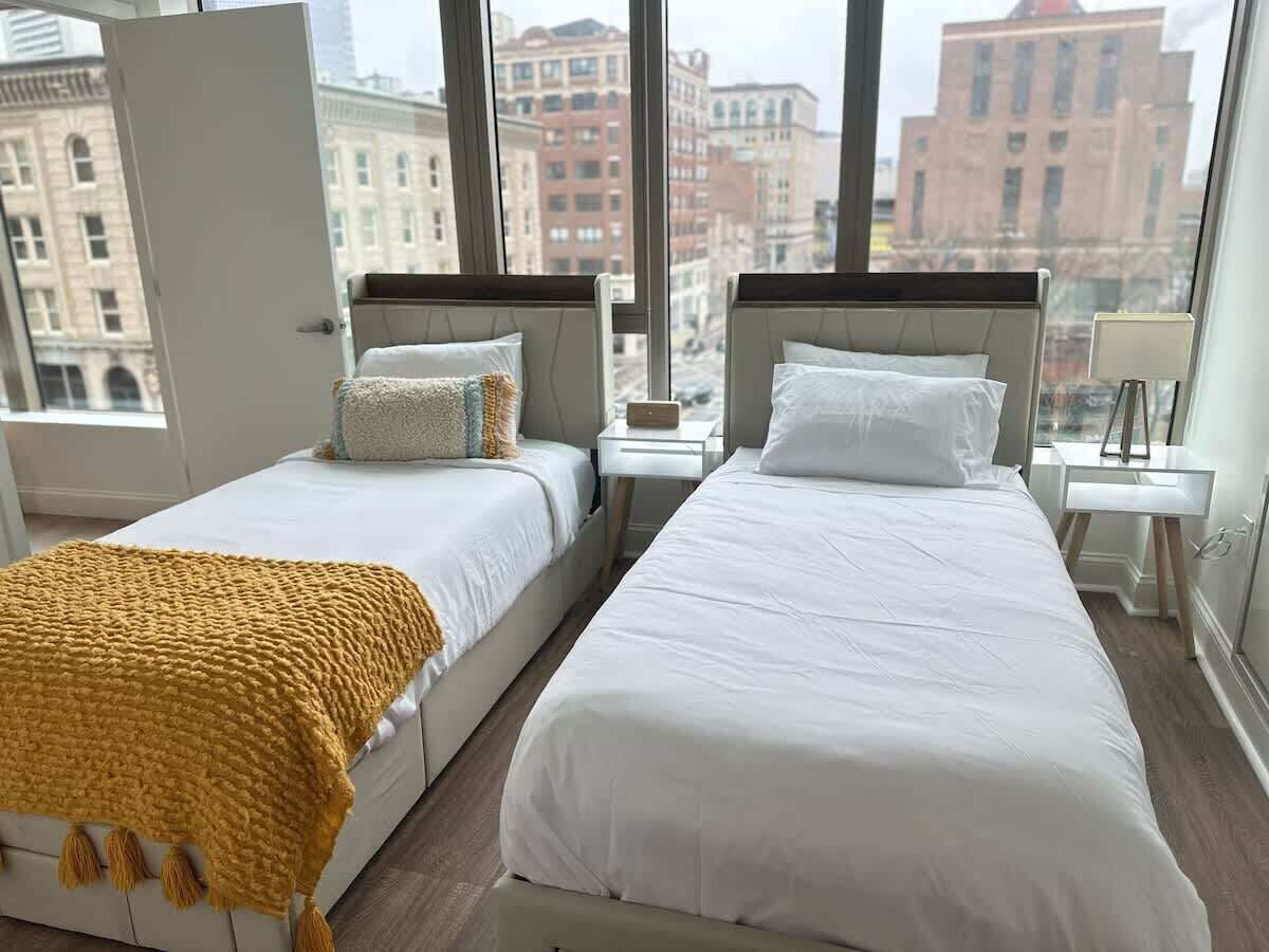 Strykjärn/strykbräda, resesäng, wi-fi och sängkläder