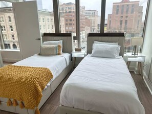 Strykjärn/strykbräda, resesäng, wi-fi och sängkläder