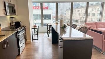 Jääkaappi, uuni, liesi, astianpesukone