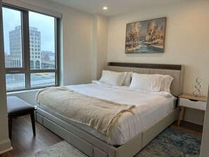 Tabla de planchar con plancha, cuna de viaje, wifi y ropa de cama 