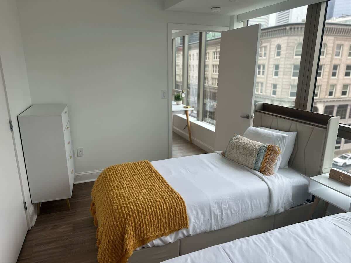 Tabla de planchar con plancha, cuna de viaje, wifi y ropa de cama 