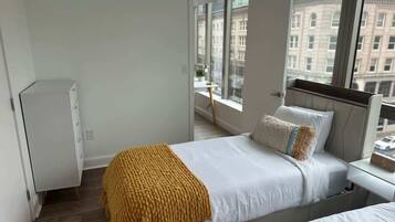 Tabla de planchar con plancha, cuna de viaje, wifi y ropa de cama