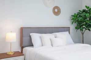 3 bedrooms, iron/ironing board, travel cot, WiFi - Central Square 3BR Condo with Downtown View, Gym and Parking! 8 Sleeps (Cambridge)