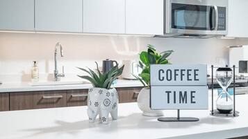 冰箱、微波炉、烤箱、炉灶