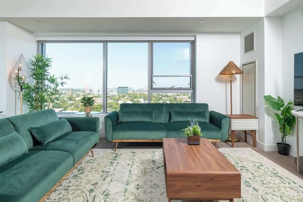 Televisión, videojuegos, oficina