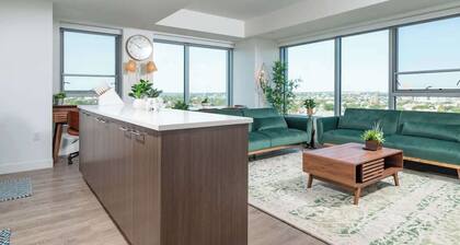 Central Square 3BR Condo with Downtown View, Gym and Parking! 8 Sleeps