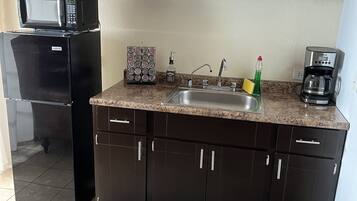 Køleskab, mikrobølgeovn, kaffe-/temaskine, elkedel