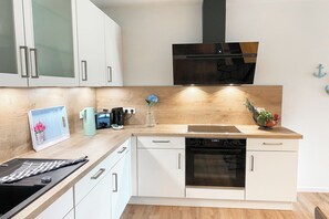 Kylskåp, ugn, spishäll och diskmaskin
