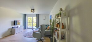 TV, bøker og stereoanlegg