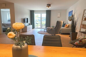 TV, bøker og stereoanlegg