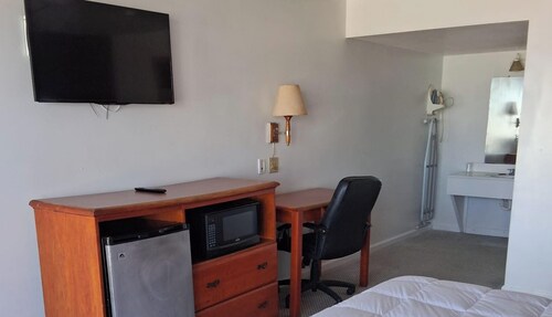 Coratel Inn & Suites by Jasper Anthony- 1 King Bed Non-Smoking