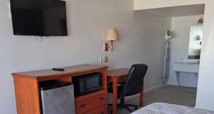 Coratel Inn & Suites by Jasper Anthony- 1 King Bed Non-Smoking