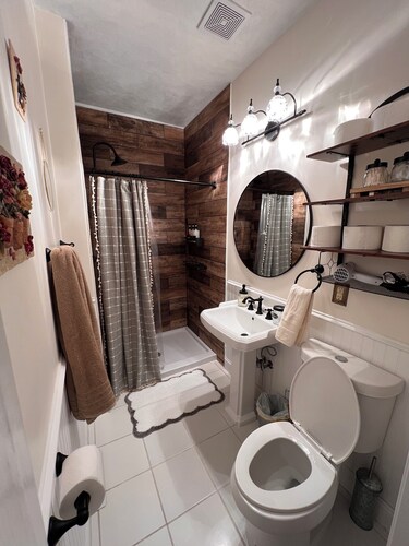 Charming 2-bedroom apartment in beautiful Belleville with WiFi