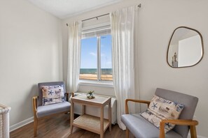 TV - Oceanfront Beach Condo, Pool, Gym, Fishing Surfing (Virginia Beach)