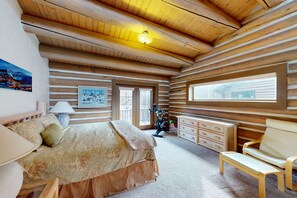 3 bedrooms, iron/ironing board, Internet, bed sheets - Charming townhouse overlooking golf course w/private hot tub - Walk to lifts (Park City)