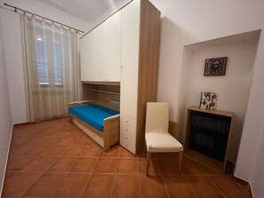 2 bedrooms, iron/ironing board, WiFi, bed sheets - DIRECTLY OVERLOOKING THE HARBOR A FEW METERS FROM THE CATHEDRAL (Trani)