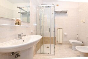 Regadera, secadora de cabello, bidet, toallas 