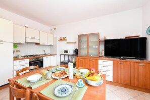 Frigorifero, microonde, forno, piano cottura