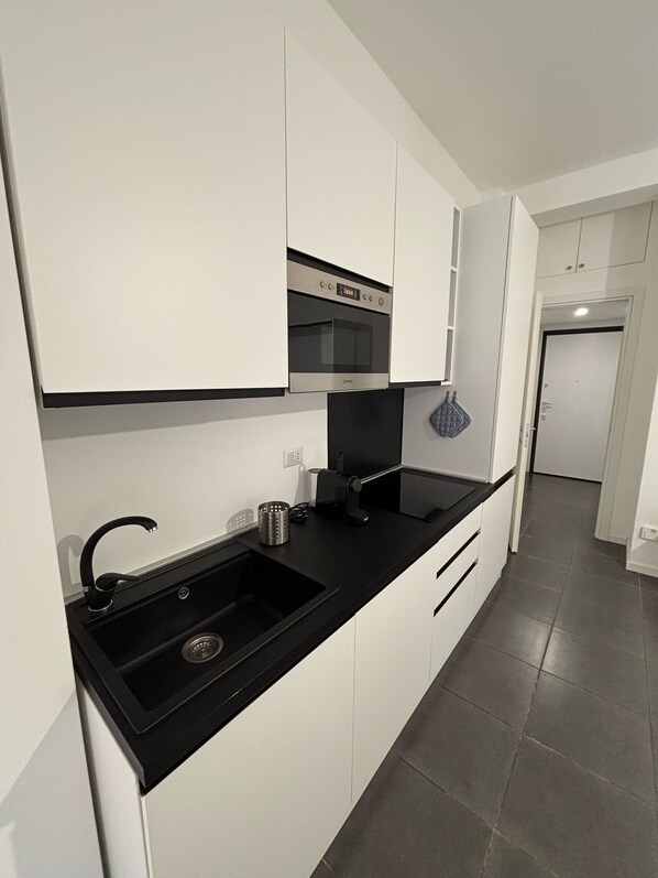 Kühlschrank, Herdplatte, Wasserkocher mit Kaffee-/Teezubehör, Toaster