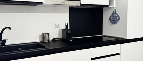 冷蔵庫、コンロ、コーヒー / ティーメーカー、トースター