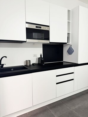 Een koelkast, een kookplaat, een koffiezetapparaat/waterkoker