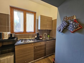 Réfrigérateur, plaque de cuisson, cafetière/bouilloire, grille-pain