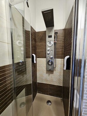 Douche, sèche-cheveux, bidet, serviettes fournies