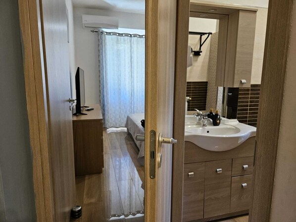 1 bedroom, free WiFi, bed sheets