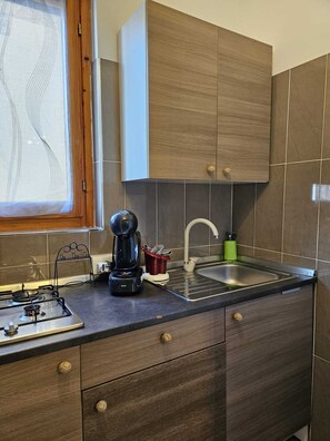 Réfrigérateur, plaque de cuisson, cafetière/bouilloire, grille-pain