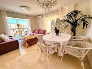 Dining - CISNEROS ROYAL APARTMENT - GRANADA (La Zubia)