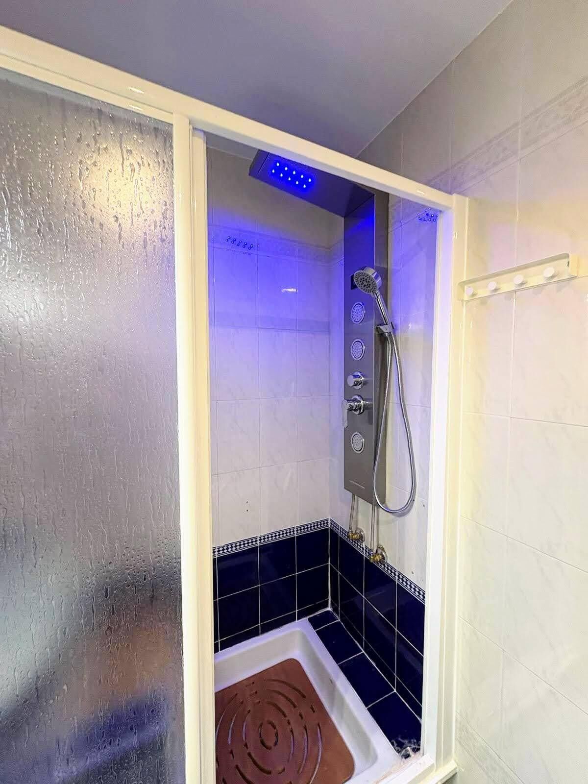 Ducha, secador de pelo, bidé y toallas