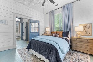 4 bedrooms, iron/ironing board, WiFi, bed sheets - Backyard Oasis - Cowboy Pool w/ Heater & Chiller - Outdoor Projector Screen (Waco)