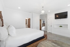 Standard Room, 1 King Bed, Patio | Free WiFi, bed sheets - Emigrant's Inn (Fredericksburg)