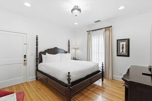 Standard Room, 1 King Bed, Balcony | Free WiFi, bed sheets - Emigrant's Inn (Fredericksburg)