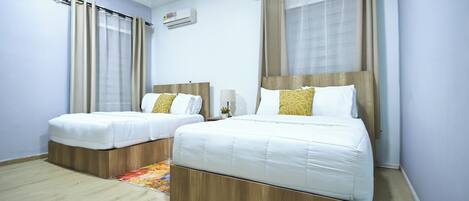 2 عدّة غرف نوم ومكواة/لوح كي وواي فاي وملاءات أسرّة