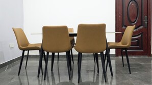 Una sala de conferencias con una mesa y cuatro sillas.