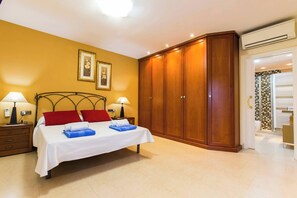 5 quartos, ferros/tábuas de passar roupa, acesso à internet