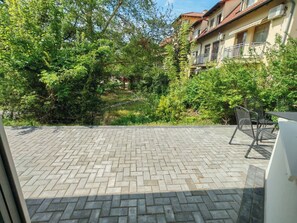 Outdoor dining - Charming modern furnished Studio in a Peaceful Neighborhood of Kecskemét (Kecskemét)