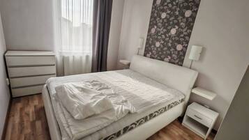 2 bedrooms, iron/ironing board, internet, bed sheets