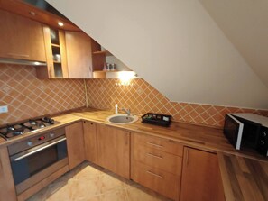 Microwave, oven, stovetop, coffee/tea maker - Kazinczy 2bedroom apartment with balcony (Kecskemét)